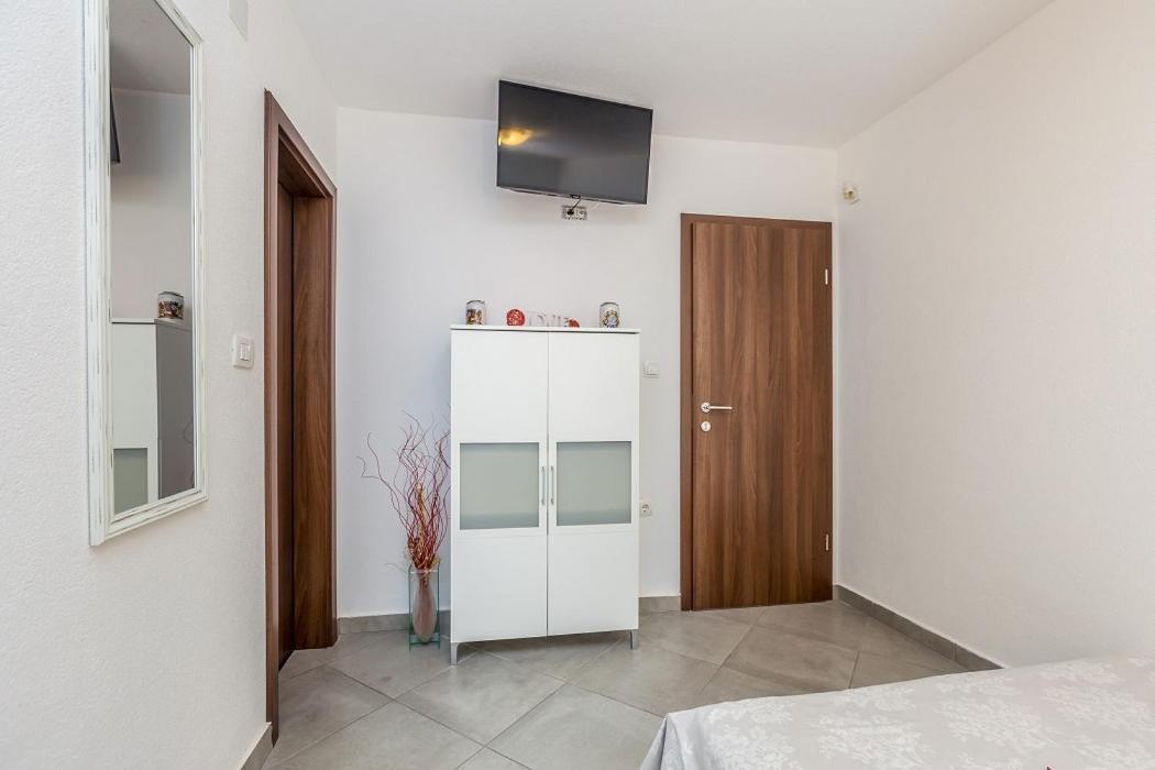 Studio Apartman U Kuci S Bazenom Baška Exterior foto